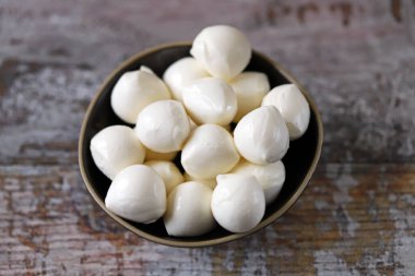 Seçici odaklanma. Bir kasede Mozzarella topları.