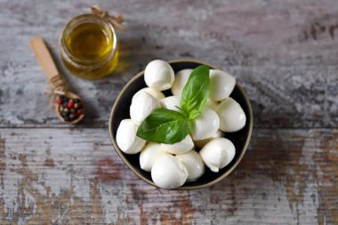 Seçici odaklanma. Bir kasede Mozzarella topları.