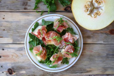 Prosciutto ve kavunla aperatif. Sağlıklı yiyecekler. Yaz atıştırması. Keto diyeti..