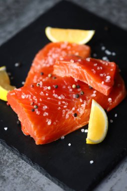 Seçici odaklanma. Taze kırmızı balık. Baharatlı somon. Suşi için balık.