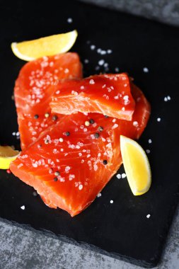 Seçici odaklanma. Taze kırmızı balık. Baharatlı somon. Suşi için balık.