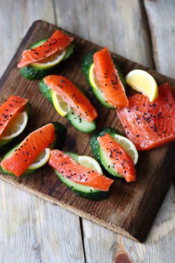 Seçici odaklanma. Salatalıklı suşi. Salatalık ve baharatlı somon..