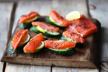 Seçici odaklanma. Salatalıklı suşi. Salatalık ve baharatlı somon..