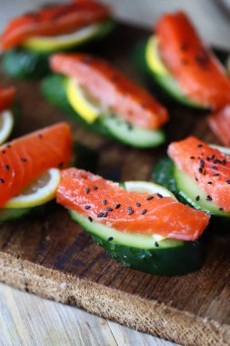 Seçici odaklanma. Salatalıklı suşi. Salatalık ve baharatlı somon..