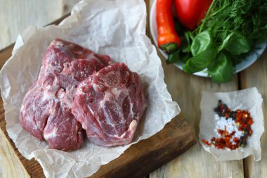 Kağıt üzerinde taze kuzu eti. Kuzu tarifleri.