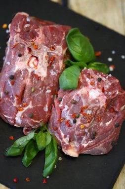 Baharatlı taze kuzu eti. Çiğ çiftlik kuzusu.