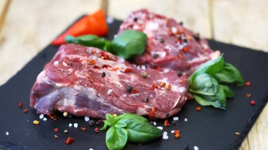 Baharatlı taze kuzu eti. Çiğ çiftlik kuzusu.