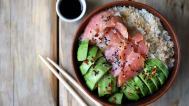 Pirinç, somon ve avokado ile dürt. Suşi kasesi.