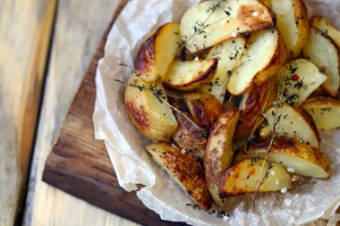 Yumuşak odaklanma. Ev yapımı iştah açıcı soslu patates dilimleri..