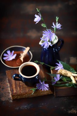 Sağlıklı bir bardakta hindiba iç. Hindiba çiçekleri.