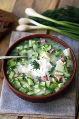 Soğuk çorba, salatalık, patates ve ekşi krema. Sağlıklı yemek..