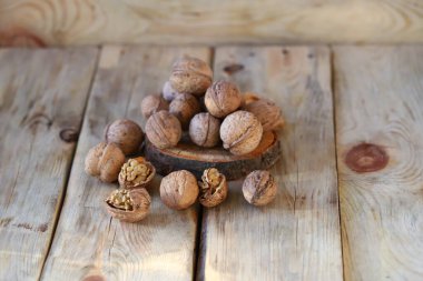 Seçici odaklanma. Tahta bir yüzeyde cevizler.