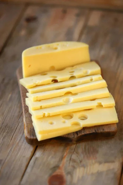 Selektivní Soustředění Makro Krájený Sýr Maasdam Dřevěném Povrchu Sýr Otvory — Stock fotografie