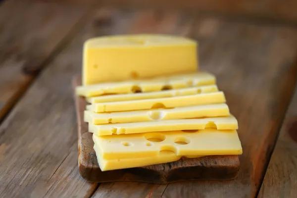 Выборочный Фокус Макро Нарезанный Маасдамский Сыр Деревянной Поверхности Сыр Дырками — стоковое фото
