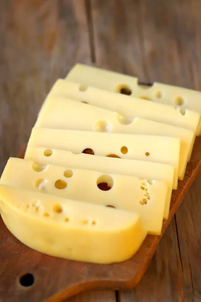 選択的フォーカス マクロだ 木製の表面にマサダムチーズをスライス 穴の開いたチーズ — ストック写真