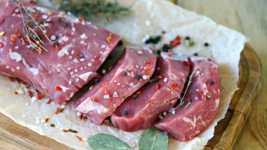 Kağıt üzerinde taze çiğ et. Çiftçilik organik et.