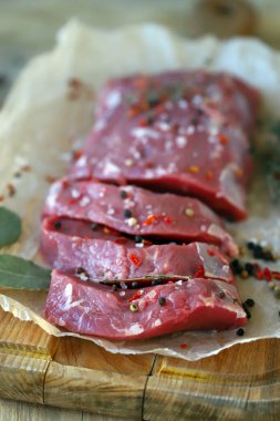 Kağıt üzerinde taze çiğ et. Çiftçilik organik et.