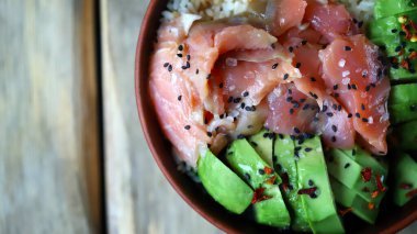 Seçici odaklanma. Somon ve avokadoyla dürt. Sağlıklı yiyecekler. Avokado ve balıklı pilav. Suşi kasesi.