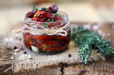 Seçici odaklanma. Kavanozda kurutulmuş domates, baharat ve sarımsak..