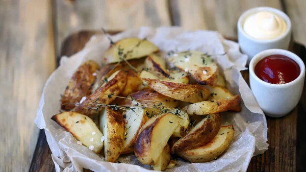 Selektiver Fokus Appetitlich Pommes Mit Soßen — Stockfoto