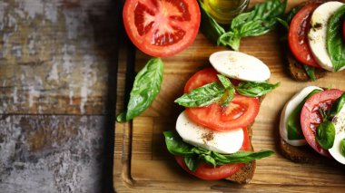 Tahtada Caprese sandviçleri var. Sağlıklı atıştırmalıklar. İtalyan yemeği..