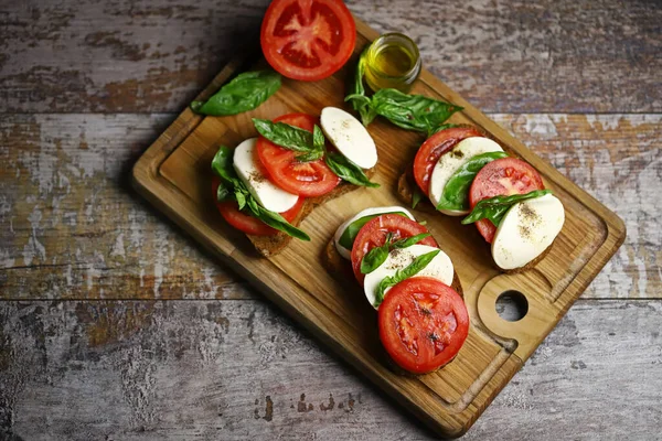 Tahtada Caprese sandviçleri var. Sağlıklı atıştırmalıklar. İtalyan yemeği..