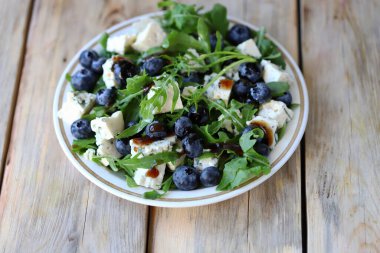 Yabanmersinli, peynirli ve roka aromalı en iyi salata..