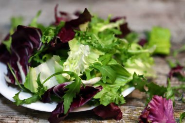 Tabakta taze salata karışımı. Sağlıklı gıda konsepti. Diyet yemek..