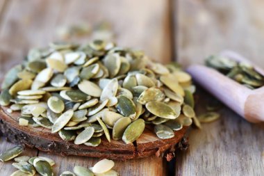 Soyulmuş çiğ kabak çekirdeği.