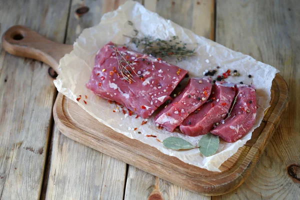 Carne Fresca Cruda Una Tabla Madera Trozos Ternera — Foto de Stock