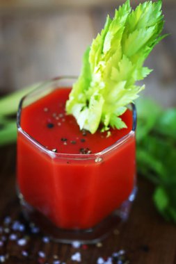 Kerevizli Bloody Mary kokteyli..