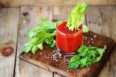 Kerevizli Bloody Mary kokteyli..