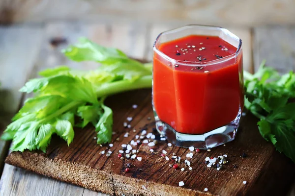 Kerevizli Bloody Mary kokteyli..