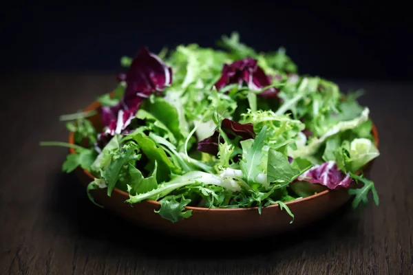 Verse Mix Van Salades Een Kom Blauwe Wijting — Stockfoto