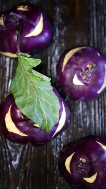 Leylak kohlrabi lahana. Yakın plan..