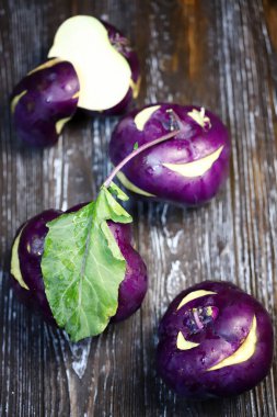 Leylak kohlrabi lahana. Yakın plan..