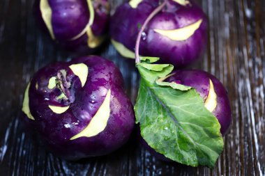 Leylak kohlrabi lahana. Yakın plan..