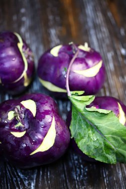 Leylak kohlrabi lahana. Yakın plan..