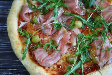 Seçici odaklanma. Pizza jamon ve roka. İtalyan pizzası.