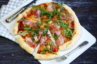 Seçici odaklanma. Pizza jamon ve roka. İtalyan pizzası.