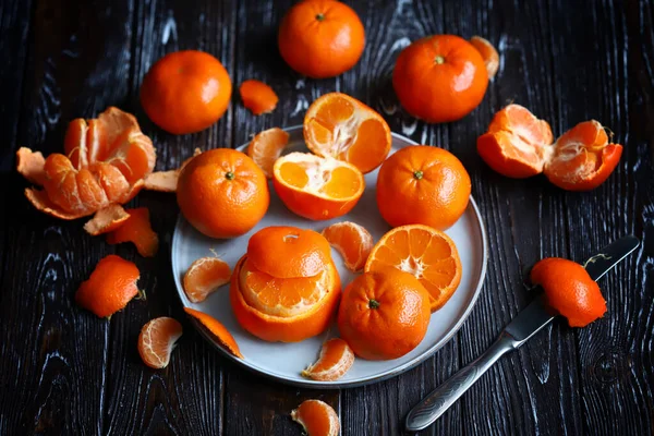 Tangerine Segar Dengan Latar Belakang Kayu Yang Gelap Citrus — Stok Foto