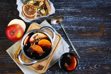 Limonlu sıcak şarap ve kırmızı şarap..