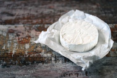 Brie veya camembert peyniri.