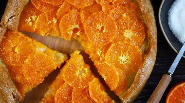 Seçici odaklanma. Mandalinalı bir galeri. Sağlıklı bir tatlı. Turunçgil pişirme. Mandalina turtası.