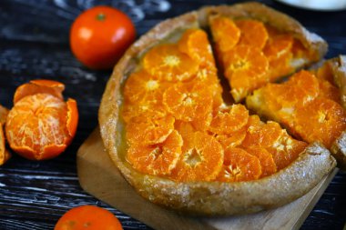 Seçici odaklanma. Mandalinalı bir galeri. Sağlıklı bir tatlı. Turunçgil pişirme. Mandalina turtası.