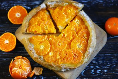 Seçici odaklanma. Mandalinalı bir galeri. Sağlıklı bir tatlı. Turunçgil pişirme. Mandalina turtası.