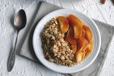 Karamelli elma ve tarçınlı yulaf ezmesi. Sağlıklı kahvaltı. Kahvaltı restoranı..