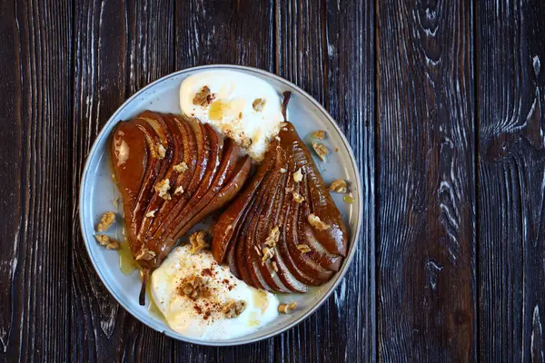 Karamelliserat Päron Med Nötter Och Smörkräm Tallrik Friska Desserter — Stockfoto