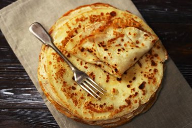 Seçici odaklanma. Bir tepside krep yığını.