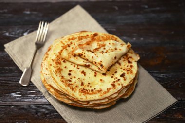 Seçici odaklanma. Bir tepside krep yığını.